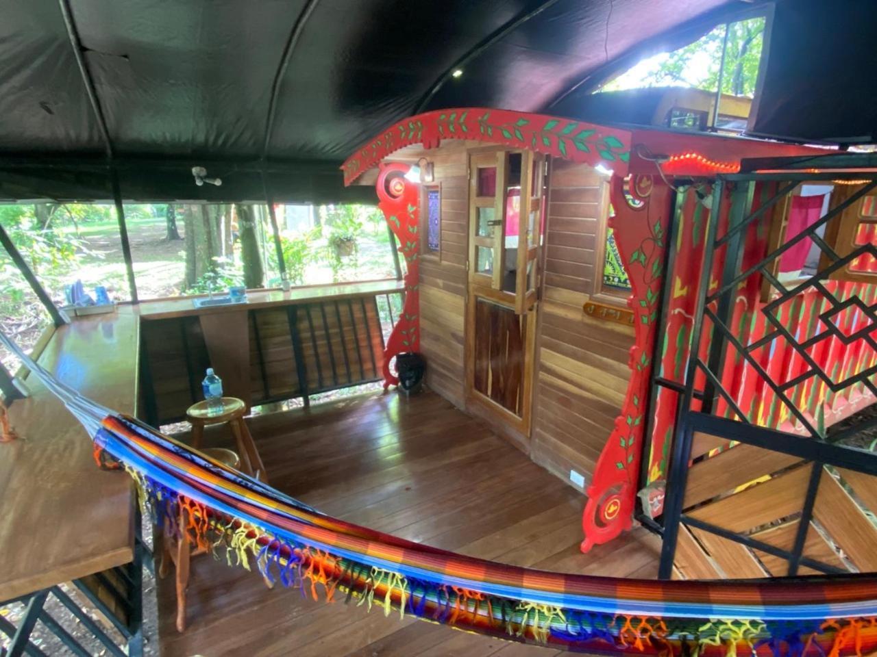 מלון פאבונס Gypsy Wagons מראה חיצוני תמונה
